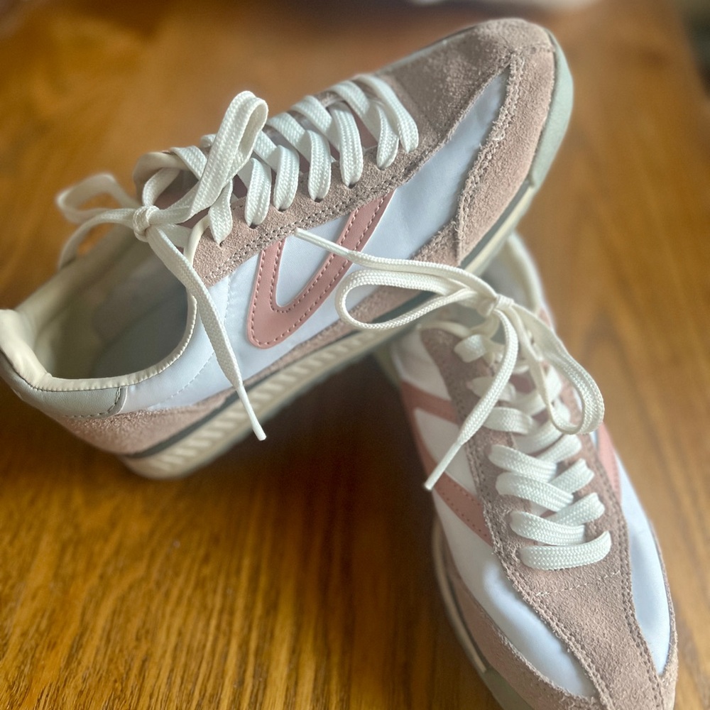 Tretorn Rawlins for women, featuring a classic vintage design.